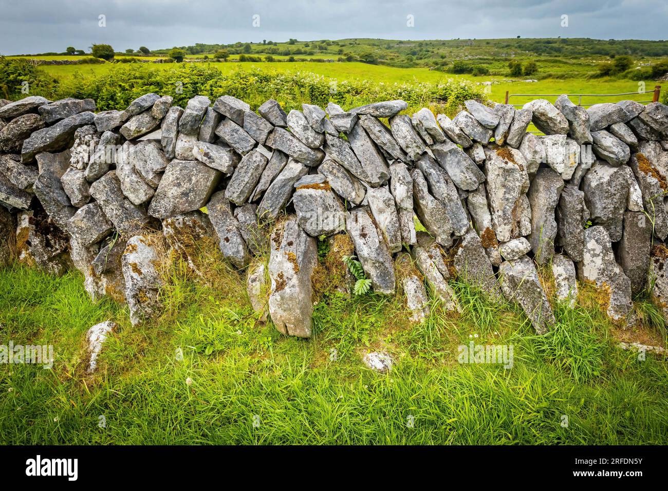 Tradizionali muri in pietra irlandese edifici di cultura celtica paesaggio Foto Stock