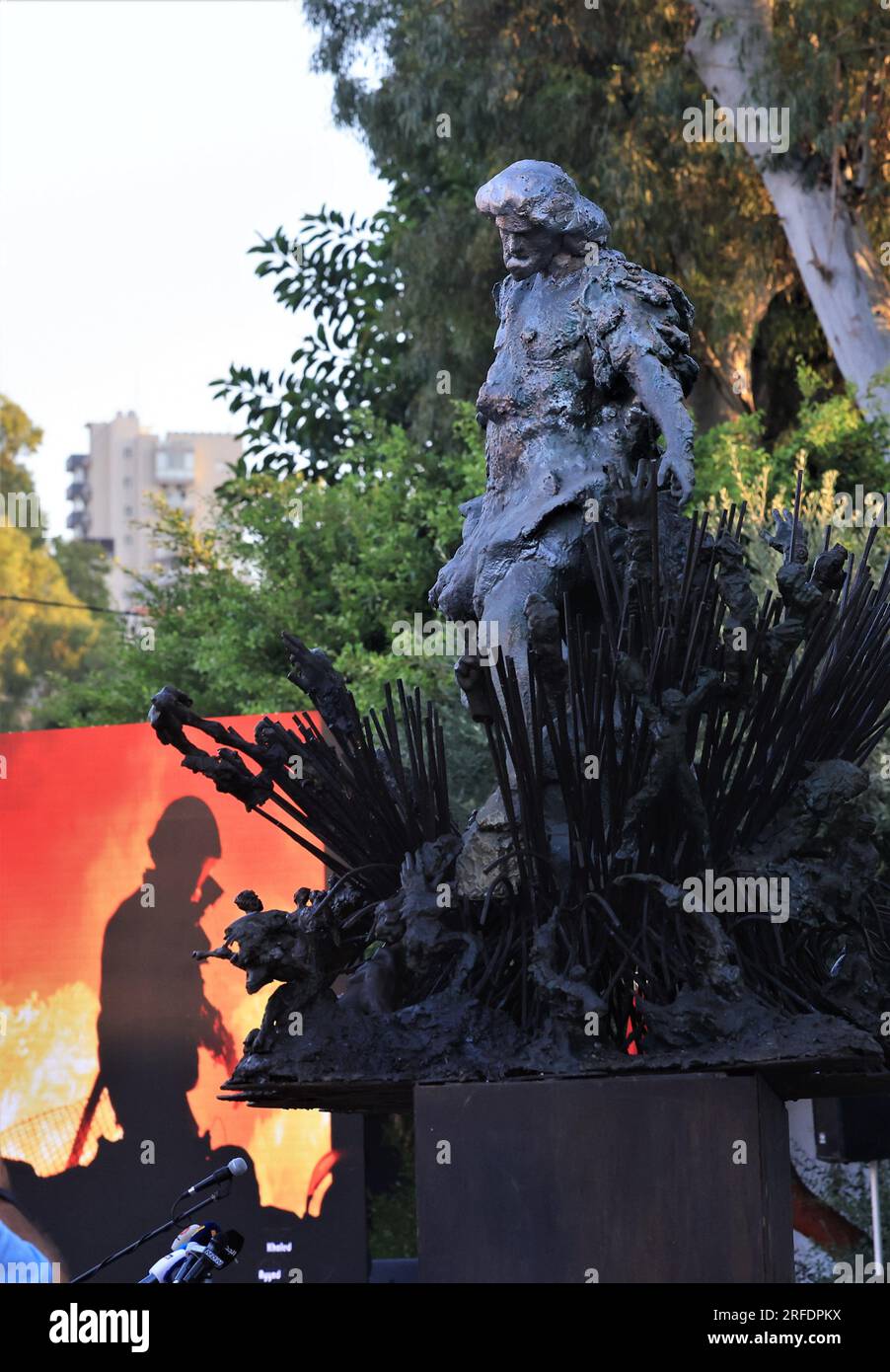 Beirut, 2 agosto. 4 agosto 2020. Una nuova scultura che rende omaggio ai vigili del fuoco, morti nel porto di Beirut il 4 agosto 2020, si trova nel quartier generale dei Vigili del fuoco di Beirut, in Libano, il 2 agosto 2023. I Vigili del fuoco di Beirut hanno tenuto un evento commemorativo mercoledì per rendere omaggio ai vigili del fuoco che hanno perso la vita nell'esplosione il 4 agosto 2020. Crediti: Liu Zongya/Xinhua/Alamy Live News Foto Stock