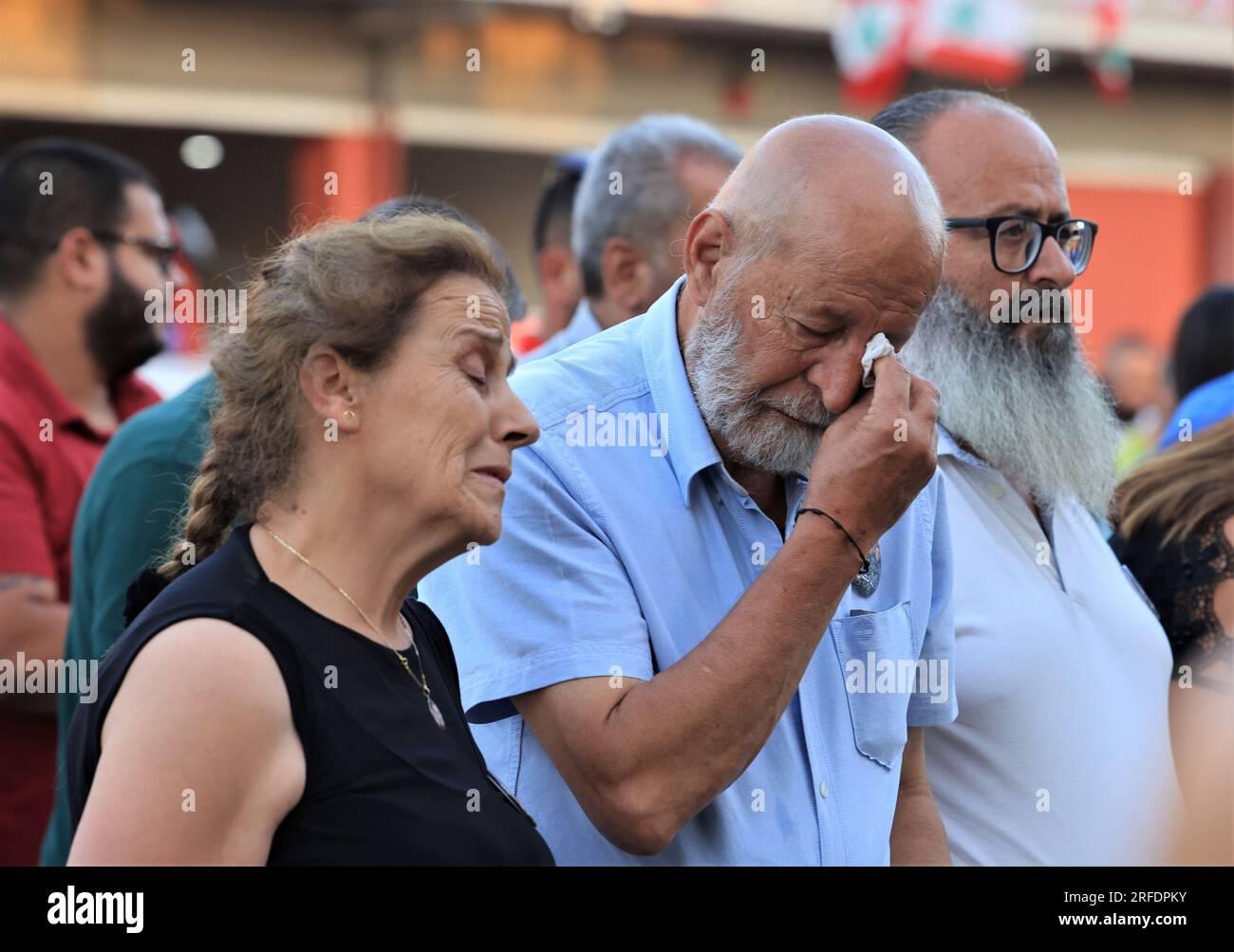 Beirut, 2 agosto. 4 agosto 2020. La gente partecipa a un evento commemorativo tenutosi presso la sede centrale dei Vigili del fuoco di Beirut, Libano, 2 agosto 2023. I Vigili del fuoco di Beirut hanno tenuto un evento commemorativo mercoledì per rendere omaggio ai vigili del fuoco che hanno perso la vita nell'esplosione il 4 agosto 2020. Crediti: Liu Zongya/Xinhua/Alamy Live News Foto Stock