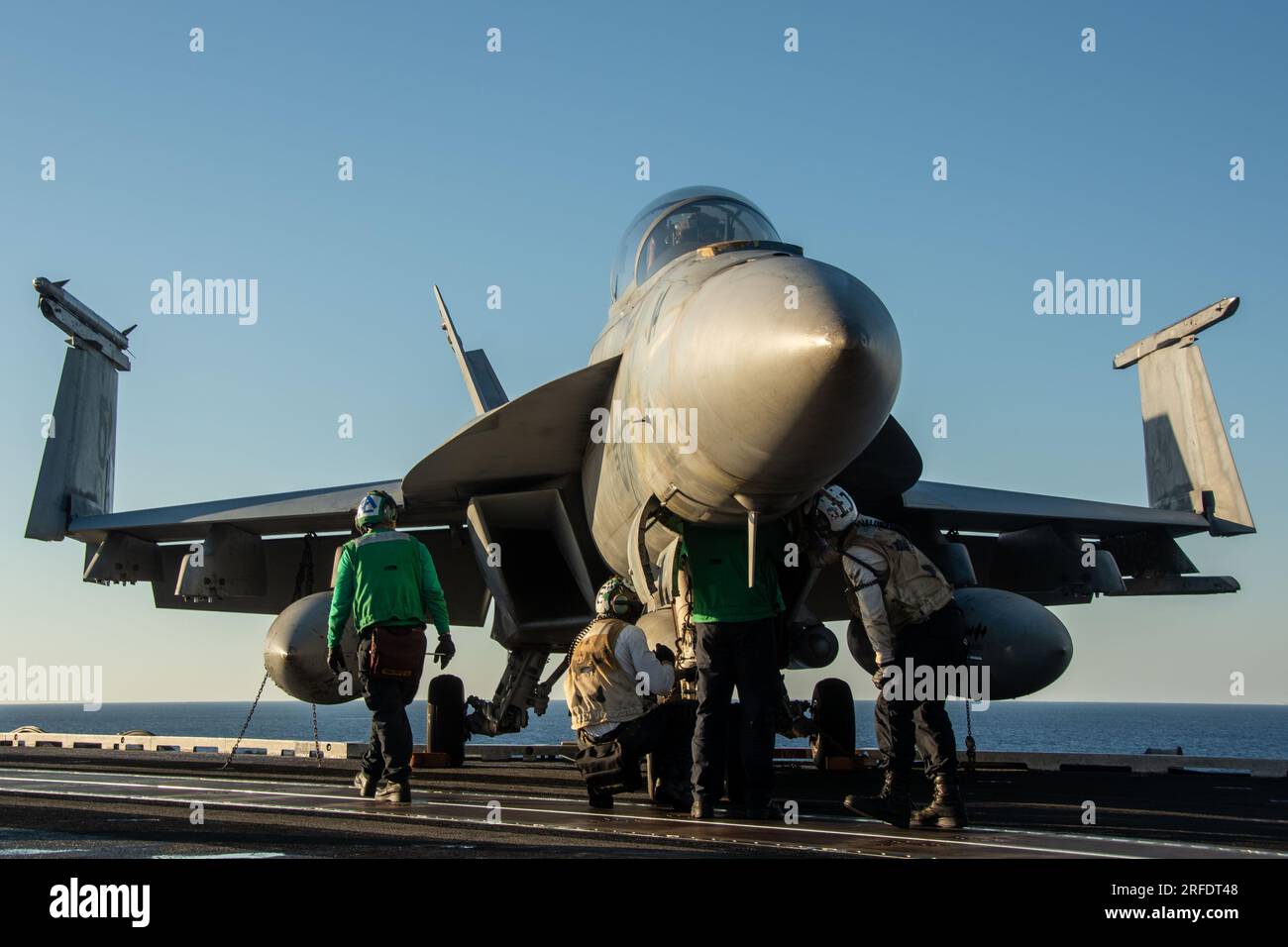 INDIAN OCEAN (2 agosto 2023) i marinai eseguono controlli pre-volo su un F/A-18F Super Hornet, attaccato al Diamondbacks of Strike Fighter Squadron (VFA) 102, sul ponte di volo degli Stati Uniti L’unica portaerei della Marina dispiegata in avanti, USS Ronald Reagan (CVN 76), durante le operazioni di volo a sostegno di Talisman Sabre 23, nell’Oceano Indiano, il 2 agosto 2023. Ronald Reagan, l'ammiraglia del Carrier Strike Group 5, fornisce una forza pronta al combattimento che protegge e difende gli Stati Uniti, e sostiene alleanze, partnership e interessi marittimi collettivi nella regione Indo-Pacifico. Talismano Sabr Foto Stock