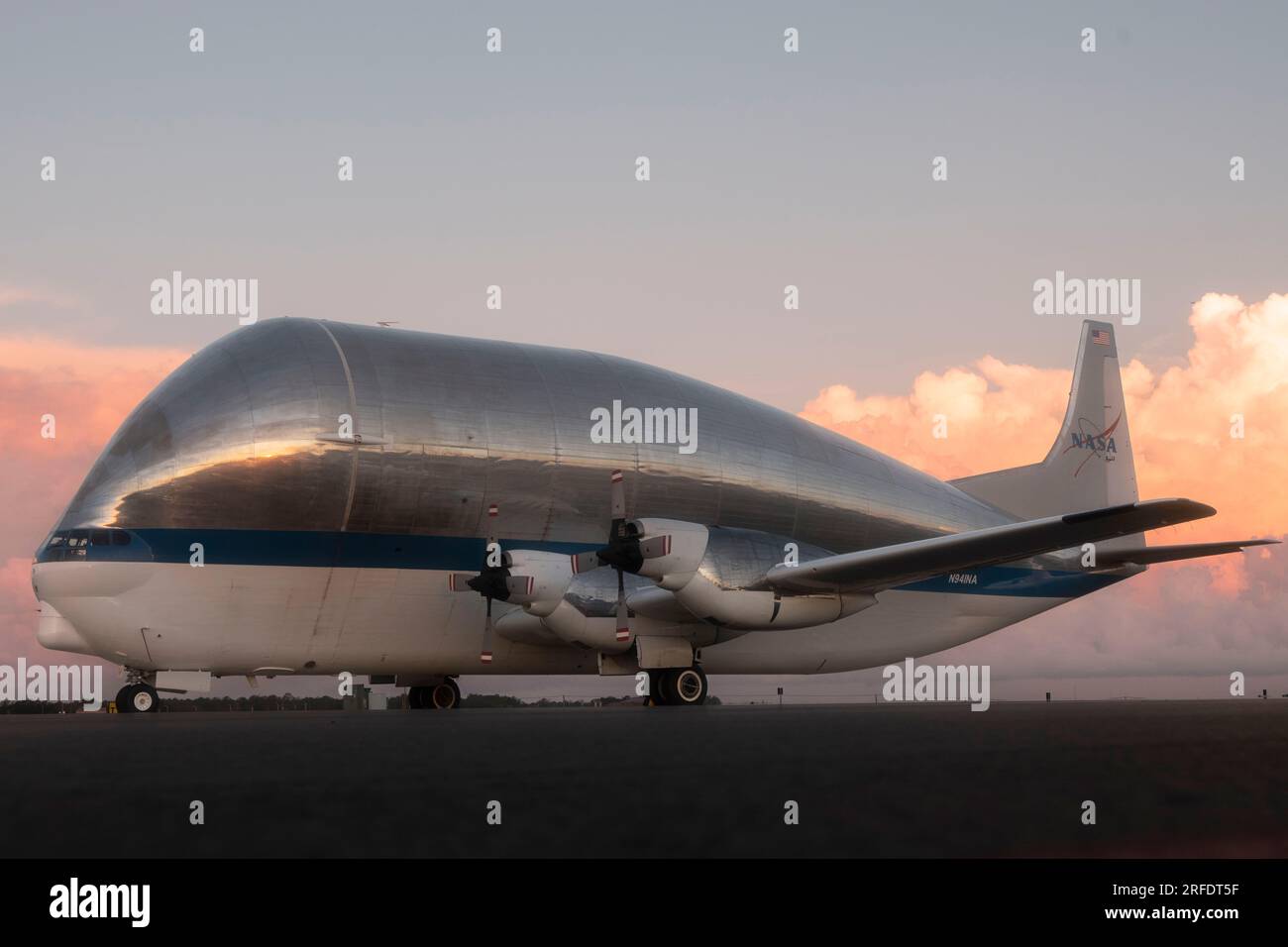 Il B-377-SGT Super Guppy turbine Cargo Airplane della NASA dal Lyndon B. Johnson Space Center, Houston, Texas, si trova sulla linea di volo della MacDill Air Force base, Florida, 1 agosto 2023. Il Super Guppy ha un'area di carico di 25 piedi di diametro e di 111 piedi di lunghezza. Le dimensioni dell'aereo da carico furono progettate negli anni '1960 specificamente per gestire carichi di grandi dimensioni, come le sezioni del corpo del razzo Saturn V. (STATI UNITI Foto dell'aeronautica di Senior Airman Jessica Do) Foto Stock