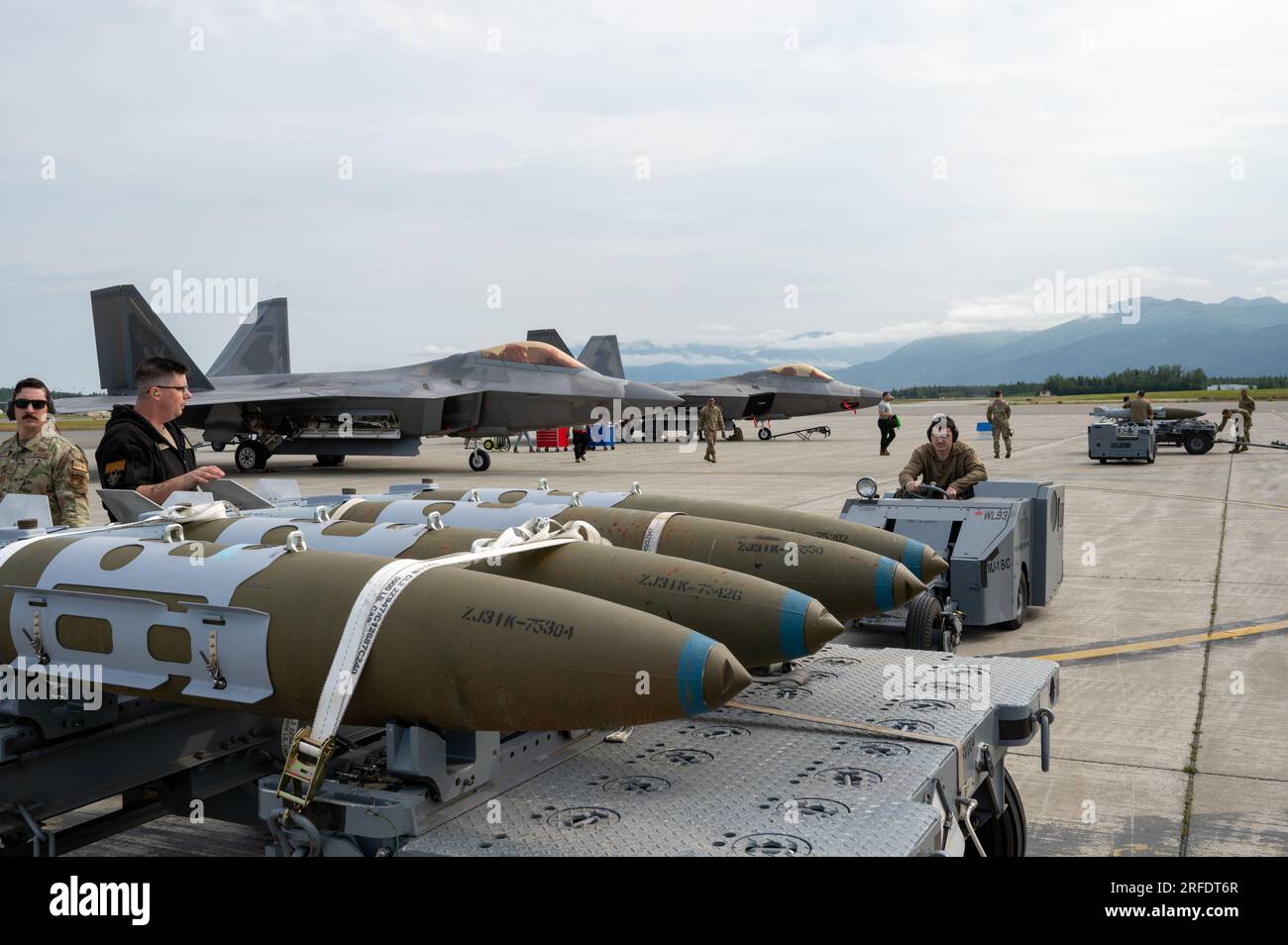 STATI UNITI I manutentori dell'Air Force assegnati al 90th Fighter Generation Squadron si preparano a caricare una GBU-32 Joint Direct Attack Munition su un F-22 Raptor del 90th Fighter Squadron durante la All-Alaska Dedicated Crew Chief and Load Competition presso Joint base Elmendorf-Richardson, Alaska, il 28 luglio 2023. La competizione All-Alaska ha riunito cinque unità di manutenzione provenienti da tutto il JBER e dalla Eielson Air Force base per mostrare la concorrenza feroce ma amichevole tra le unità e la competenza tecnica degli equipaggi di manutenzione. (STATI UNITI Foto dell'aeronautica militare di Patrick Sullivan) Foto Stock