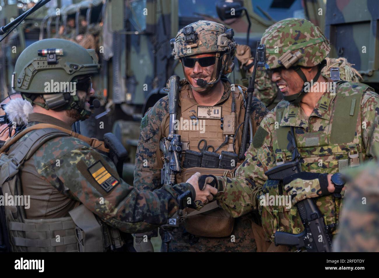 STATI UNITI Marines with Battalion Landing Team 2/1, 31st Marine Expeditionary Unit, marinai con 5th Platoon, German Coastal Operations Sea Battalion e Japan Ground Self-Defense Force Soldiers si incontrano per un breve periodo durante un'esercitazione di assalto anfibio durante Talisman Sabre 23, a Midge Point, Queensland, Australia, luglio 26, 2023. Esercizi come Talisman Sabre offrono un ambiente multinazionale unico e complesso per le nostre forze per affinare le loro abilità. Il TS 23 è la più grande esercitazione militare bilaterale tra l'Australia e gli Stati Uniti, facendo avanzare un indo-Pacifico libero e aperto Foto Stock