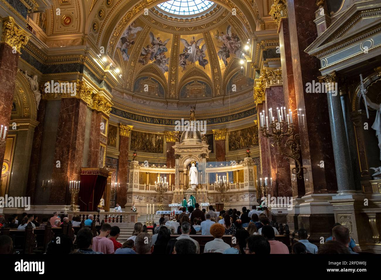 I sacerdoti africani eseguono una cerimonia all'interno della cattedrale di Santo Stefano. Budapest, Ungheria Foto Stock