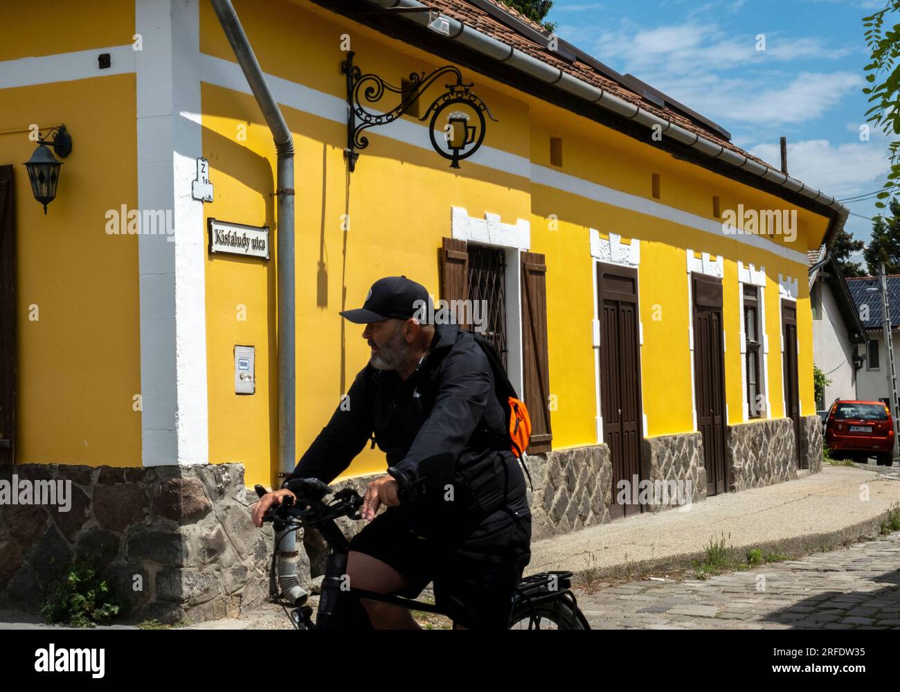 Un ciclista corre attraverso la città di Szentendre nella contea di Pest, in Ungheria. Foto Stock