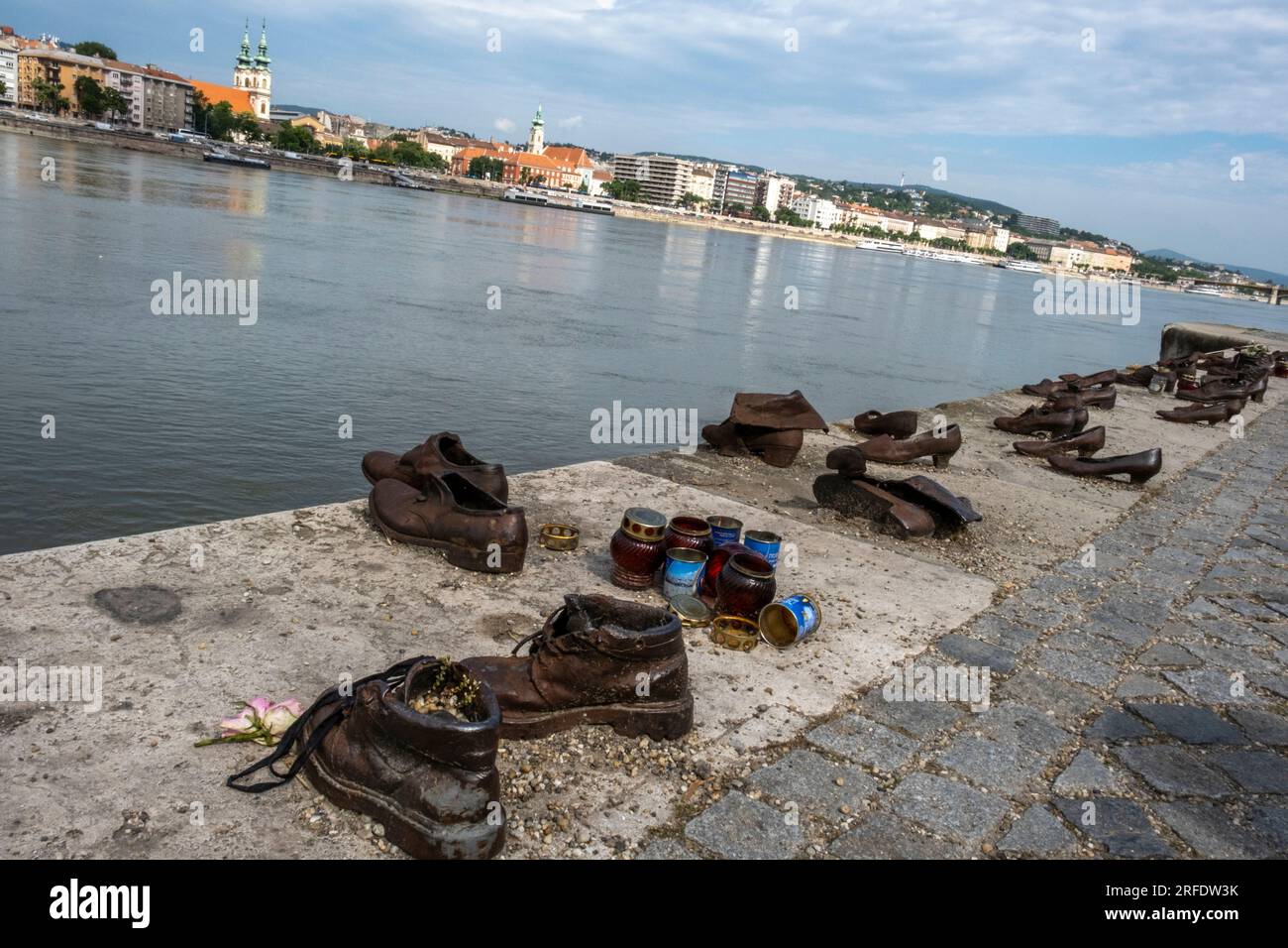 Il memoriale Shoes sulla riva del Danubio è un monumento agli ebrei ungheresi perseguitati e uccisi durante la seconda guerra mondiale. Pest, Budapest, Ungheria. Foto Stock