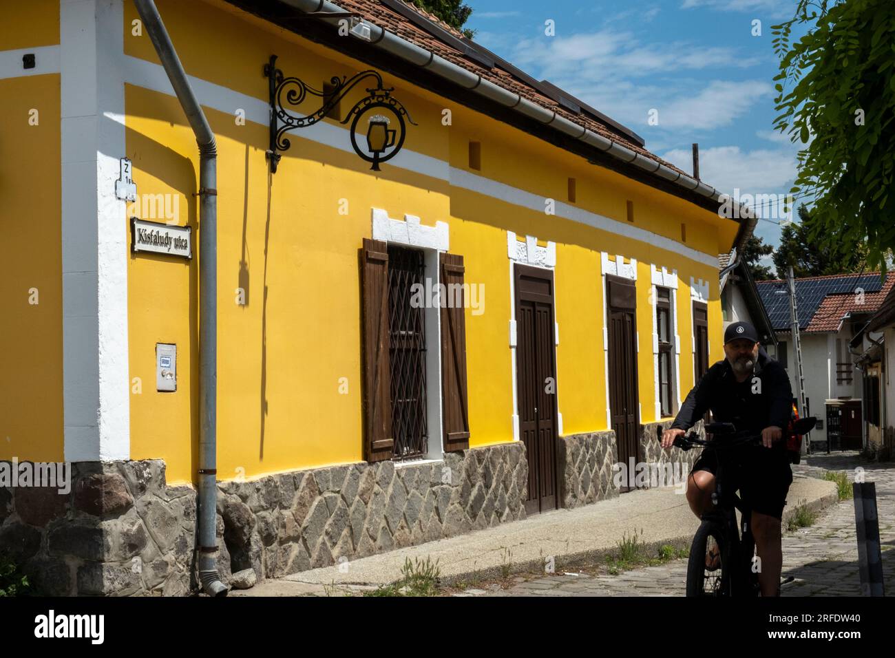 Un ciclista corre attraverso la città di Szentendre nella contea di Pest, in Ungheria. Foto Stock