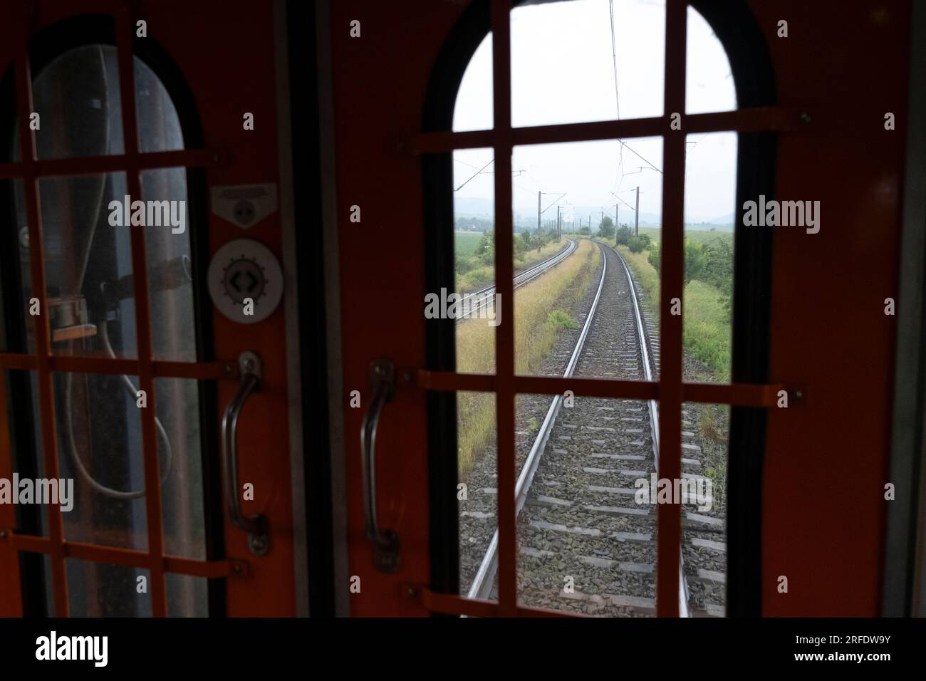 Vista dei binari ferroviari dal treno Darcia Express in Transilvania, Romania Foto Stock