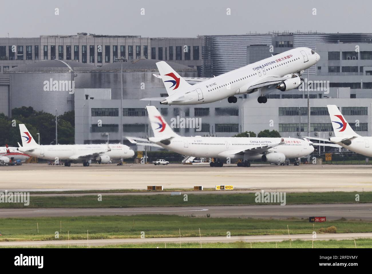 **CINA CONTINENTALE, HONG KONG, MACAO E TAIWAN FUORI** il secondo aereo C919 di China Eastern Airlines decolla dall'Aeroporto Internazionale di Shanghai Hongqiao Foto Stock
