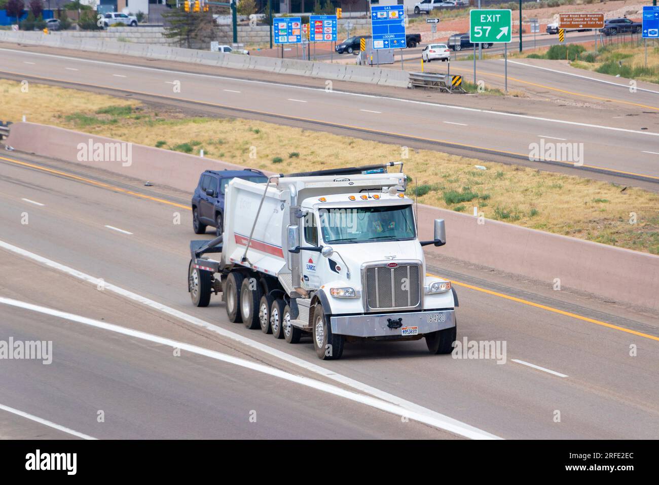 Grandi camion di Peterbilt sulla superstrada a Cedar City, utah, Stati Uniti Foto Stock