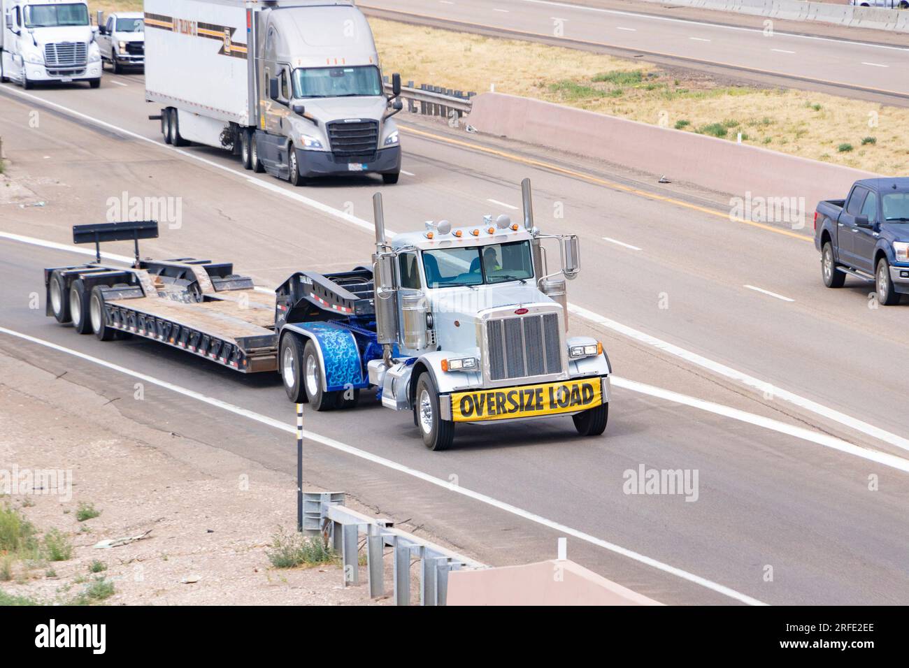 Grandi camion di Peterbilt sulla superstrada a Cedar City, utah, Stati Uniti Foto Stock