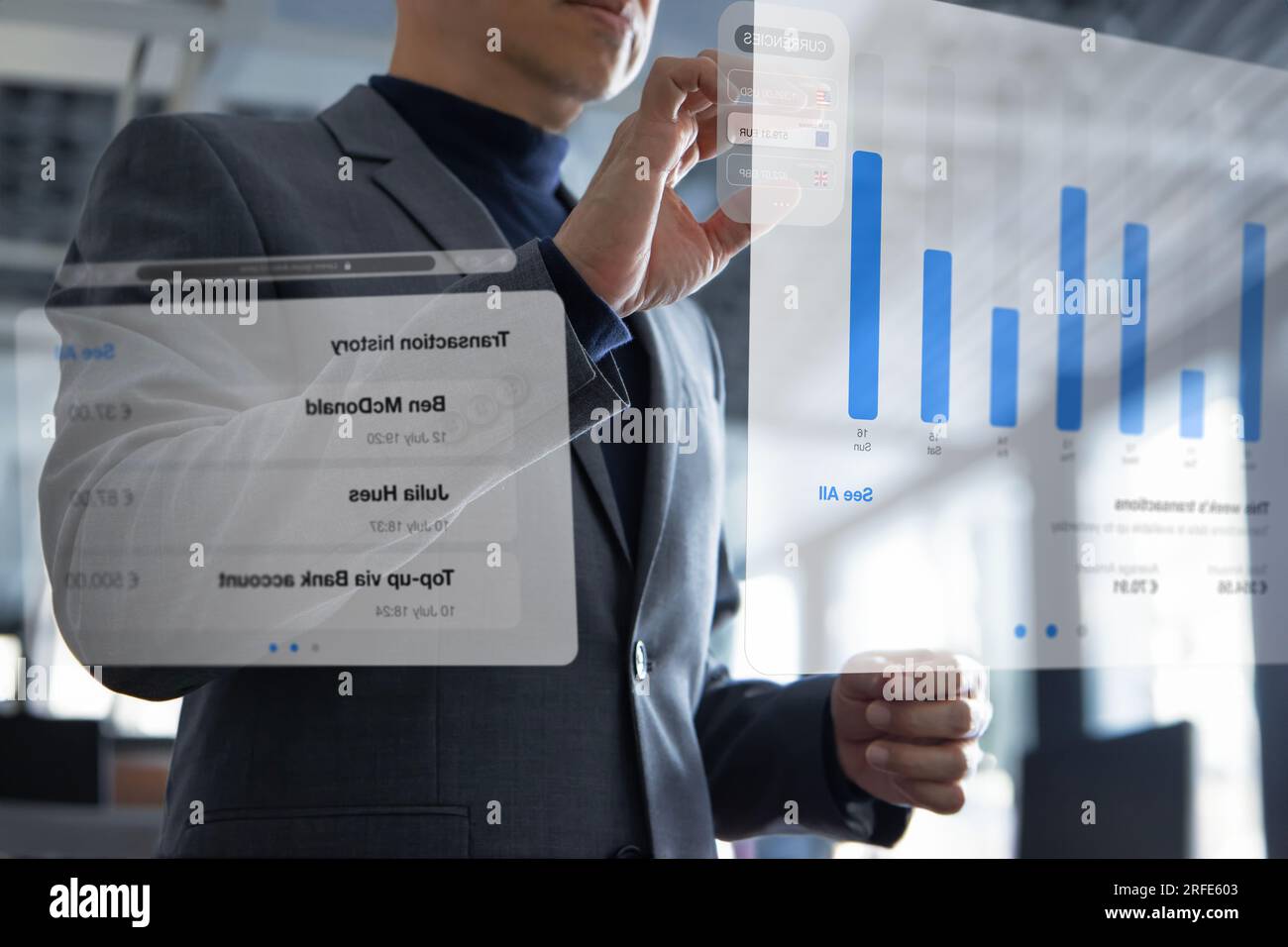 Uomo d'affari in ufficio che interagisce con la realtà aumentata o con il touch screen virtuale per inserire il codice d'accesso per l'analisi dei dati aziendali Foto Stock