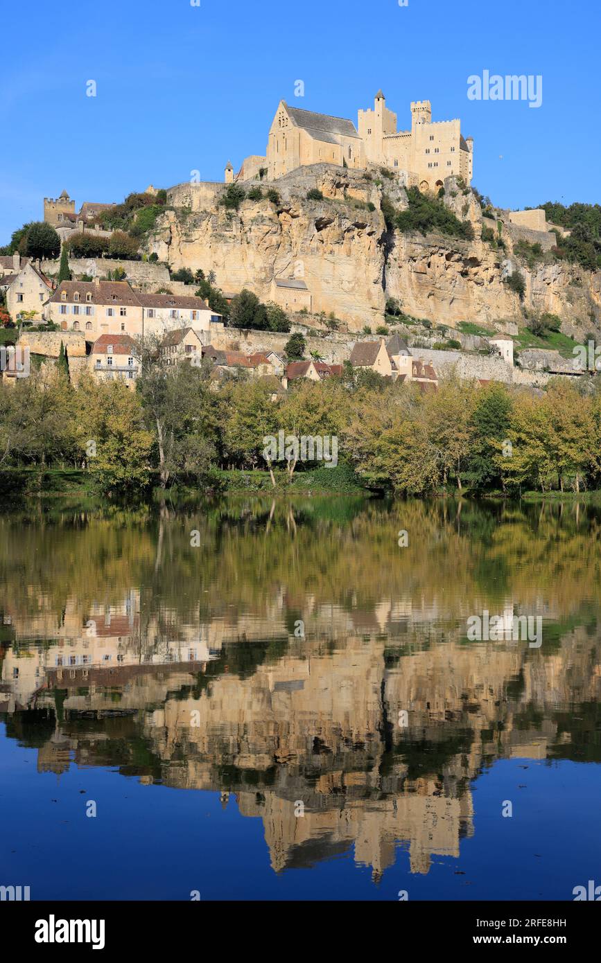 Reflet du château fort, de l’église et du Village de Beynac, classé Plus beau Village de France, Dordogne, Périgord, Nouvelle-Aquitaine, Francia, Europ Foto Stock