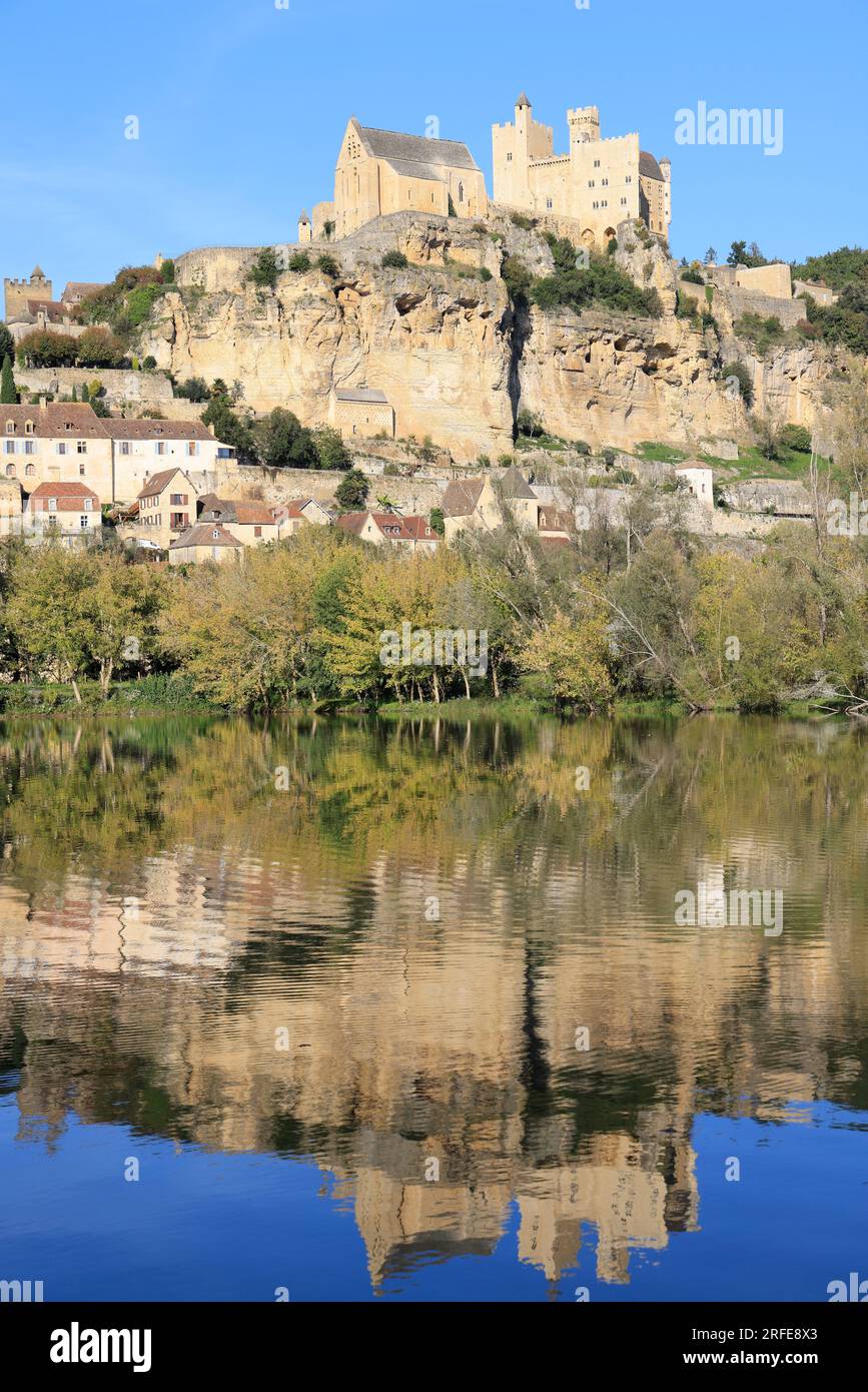 Reflet du château fort, de l’église et du Village de Beynac, classé Plus beau Village de France, Dordogne, Périgord, Nouvelle-Aquitaine, Francia, Europ Foto Stock