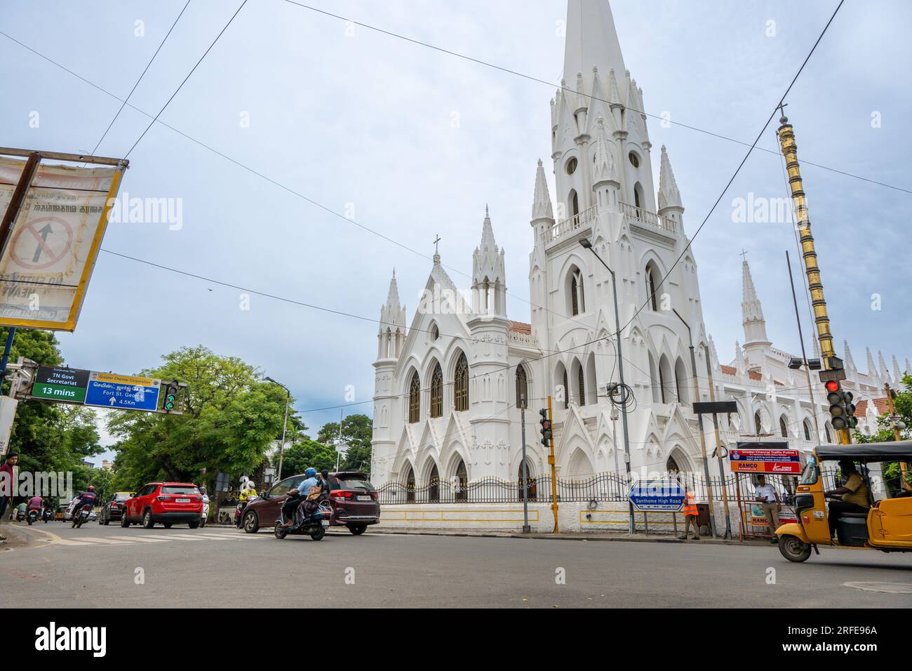 Chennai, India - 14 luglio 2023: Chiesa di San Thome, nota anche come Chiesa di San La Basilica della Cattedrale di San Tommaso e il Santuario Nazionale di San Tommaso sono cattolici Foto Stock