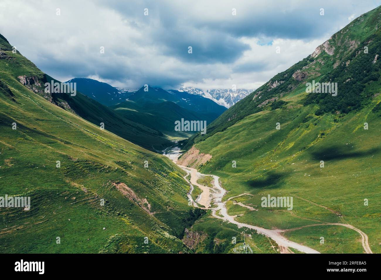 Strada di montagna tra le montagne di Svaneti, percorsi escursionistici e trekking in Georgia. Foto Stock