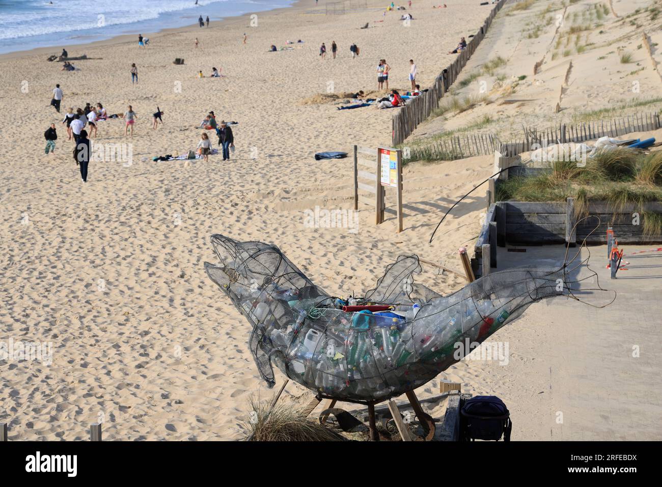 Pollution plastique des océans : sculpture contenant des déchets plastiques rejetés par l’Océan Atlantique sur la plage de Lacanau Océan, Gironde, Nou Foto Stock