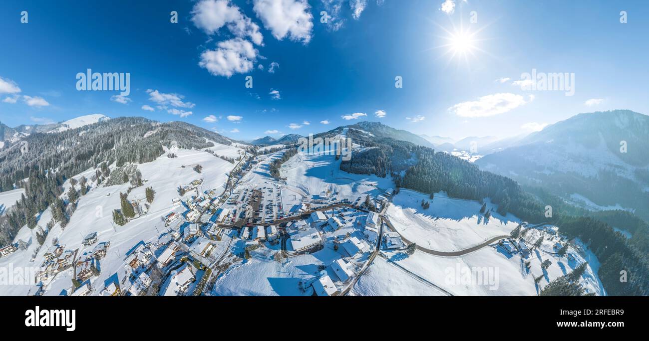 La piccola stazione sciistica per famiglie Jungholz nelle Alpi Allgäu è caratterizzata in inverno da neve garantita e buona accessibilità. Foto Stock