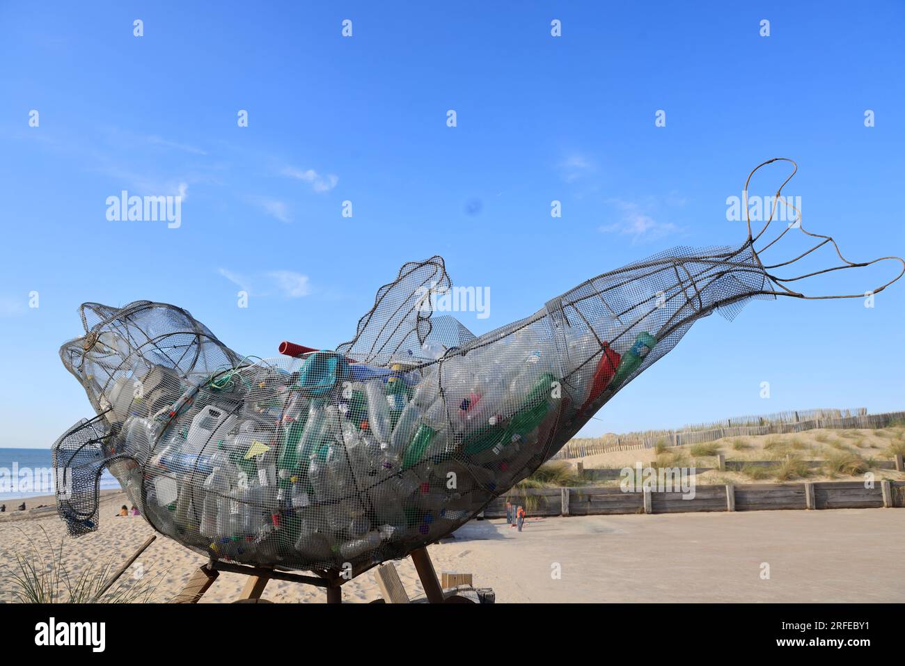 Pollution plastique des océans : sculpture contenant des déchets plastiques rejetés par l’Océan Atlantique sur la plage de Lacanau Océan, Gironde, Nou Foto Stock