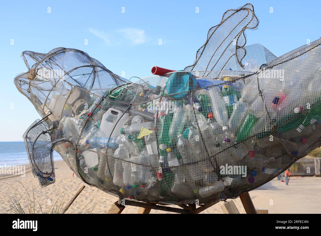 Pollution plastique des océans : sculpture contenant des déchets plastiques rejetés par l’Océan Atlantique sur la plage de Lacanau Océan, Gironde, Nou Foto Stock