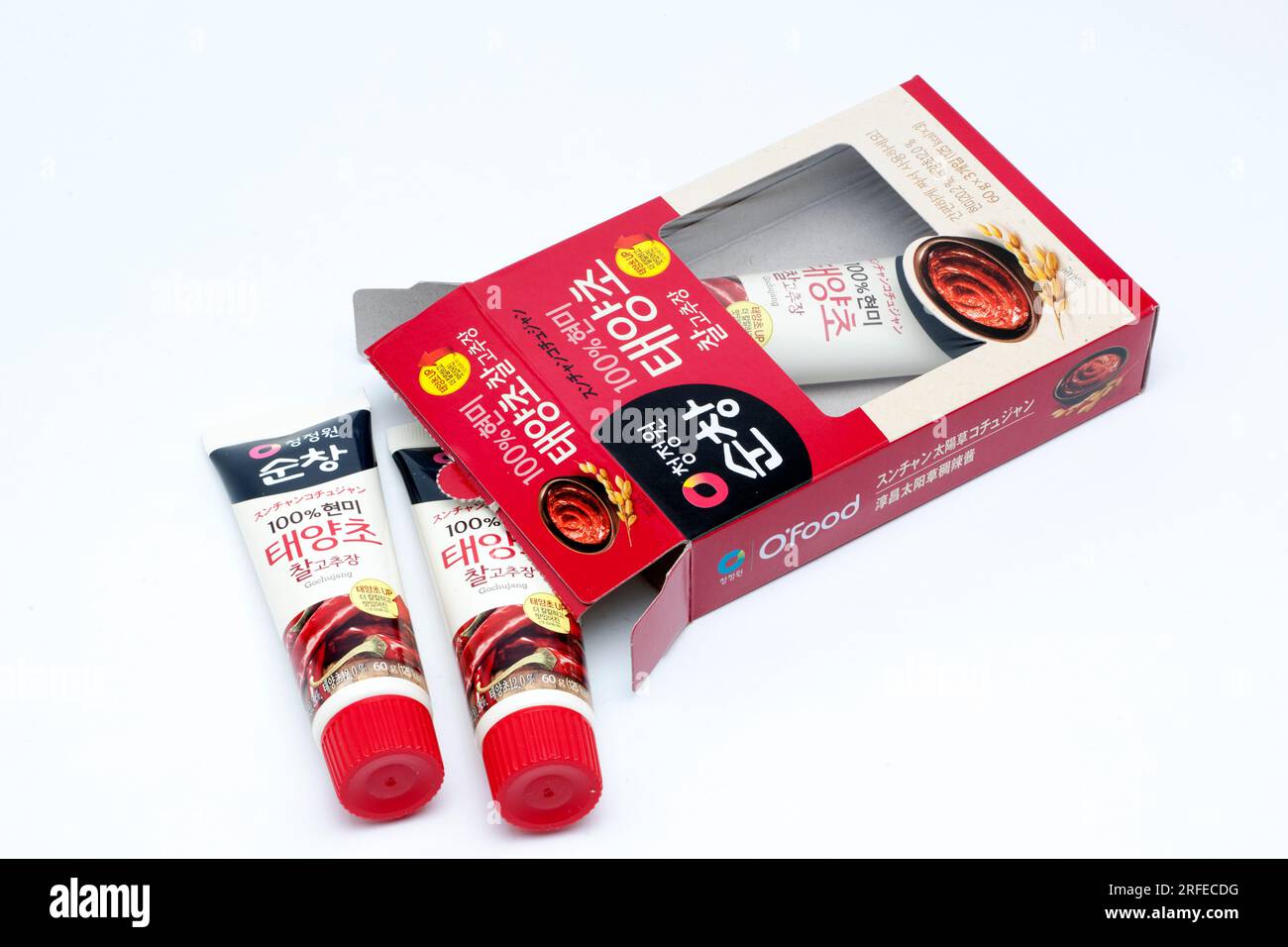 Tre provette da 60 g e una scatola di pasta Ofood Gochujang Red Pepper Paste dalla Corea Foto Stock