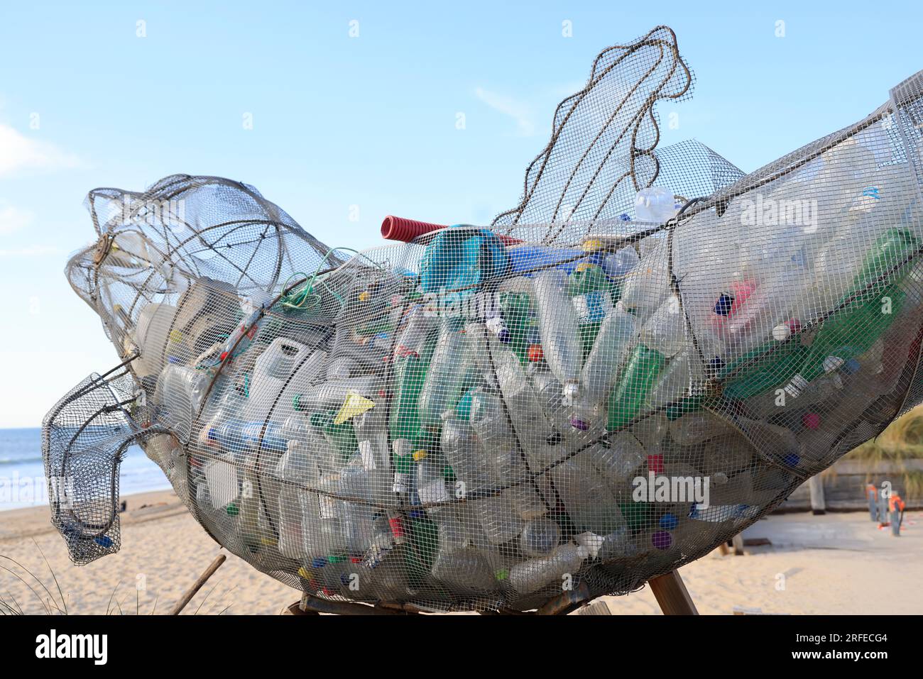 Pollution plastique des océans : sculpture contenant des déchets plastiques rejetés par l’Océan Atlantique sur la plage de Lacanau Océan, Gironde, Nou Foto Stock