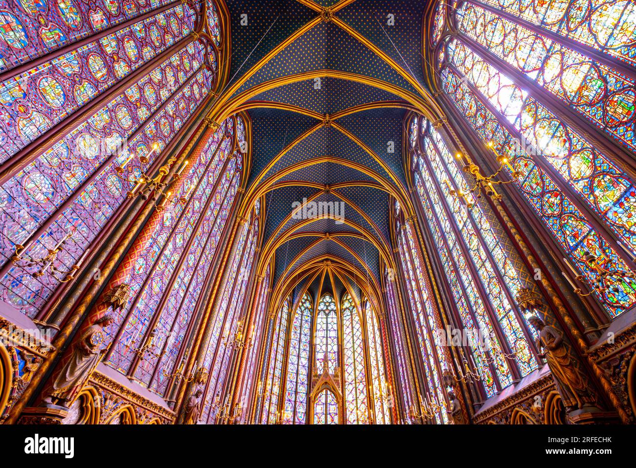 Interno monumentale di Sainte-Chapelle con vetrate colorate, piano superiore della cappella reale in stile gotico. Palais de la Cite, Parigi, Francia Foto Stock