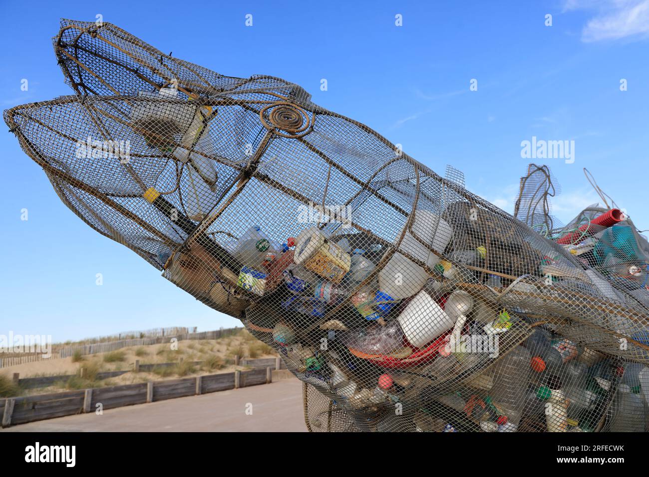 Pollution plastique des océans : sculpture contenant des déchets plastiques rejetés par l’Océan Atlantique sur la plage de Lacanau Océan, Gironde, Nou Foto Stock