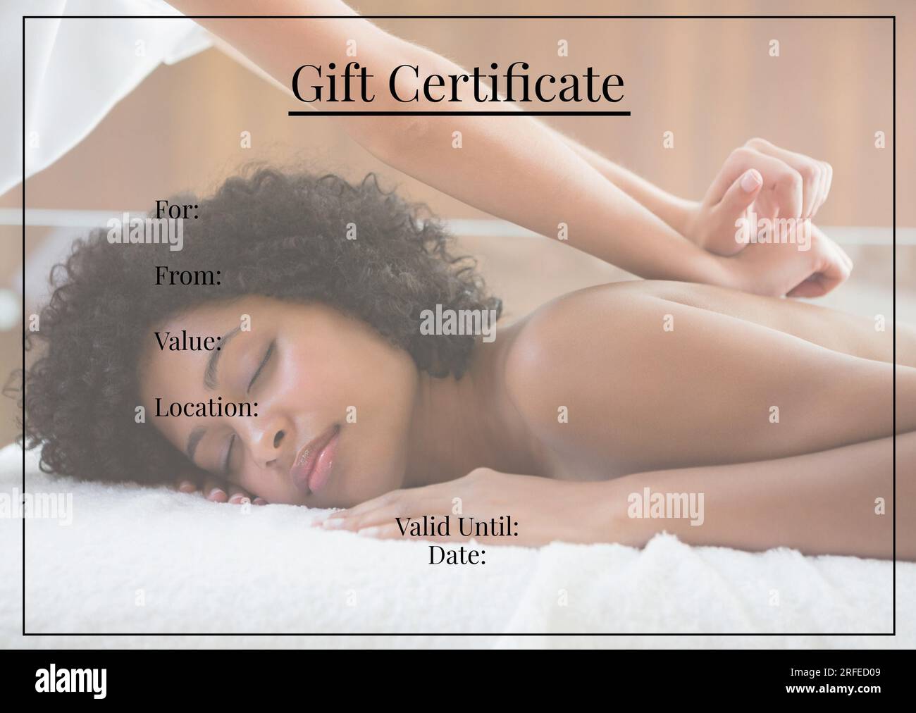 Testo del buono regalo con spazio vuoto per i dettagli in nero su donna birazziale che fa massaggio Foto Stock