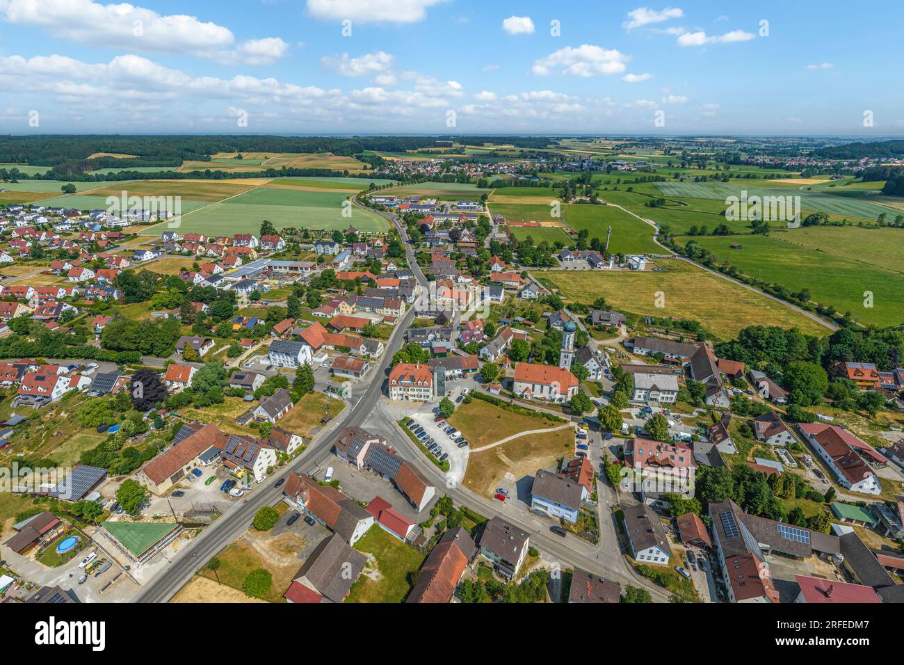 Il villaggio di mercato Altenmünster nella valle dello Zusam in svevia dall'alto Foto Stock