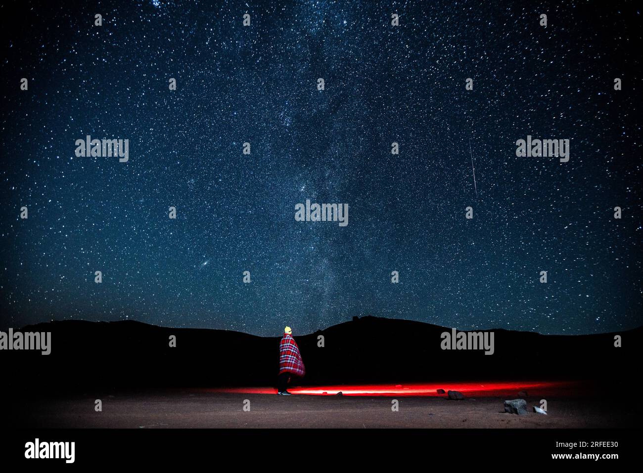 perso in un cielo pieno di stelle Foto Stock