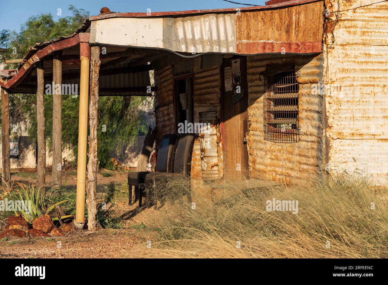 Sedie sotto la veranda di una baracca rustica di stagno a Lightning Ridge nell'Outback del nuovo galles del Sud, Australia Foto Stock