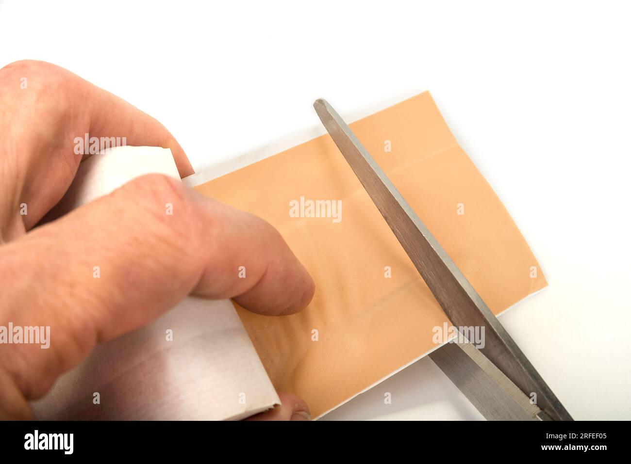 Taglio della fascia adesiva con forbici Foto Stock