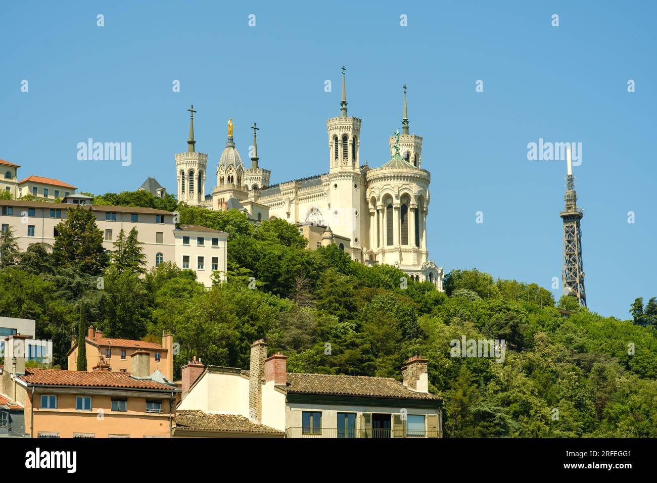 Vista della basilica Fourviere in cima alla collina e della pittoresca città di Lione Foto Stock