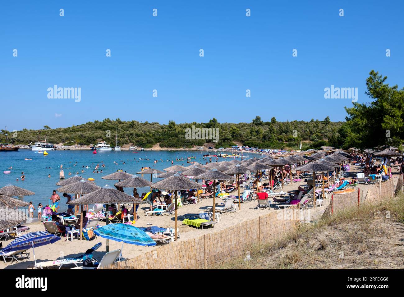 Paliouri, Grecia - 12 agosto 2021: Veduta di un popolare bar sulla spiaggia di Paliouri in Grecia Foto Stock