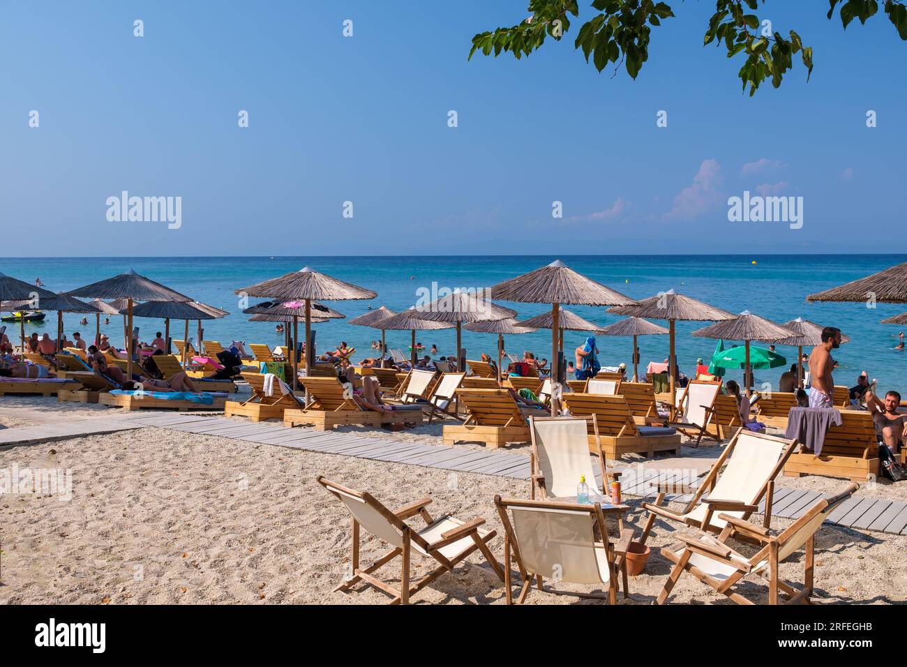 Halkidiki, Grecia - 25 agosto 2021: Veduta di un bar sulla spiaggia con lettini e ombrelloni in Calcidica Grecia Foto Stock