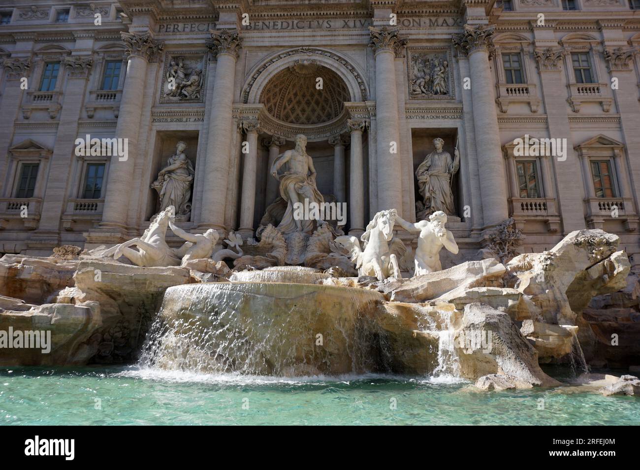 Le famose sculture della Fontana di Trevi da vicino, monumento principale della capitale italiana Roma Foto Stock