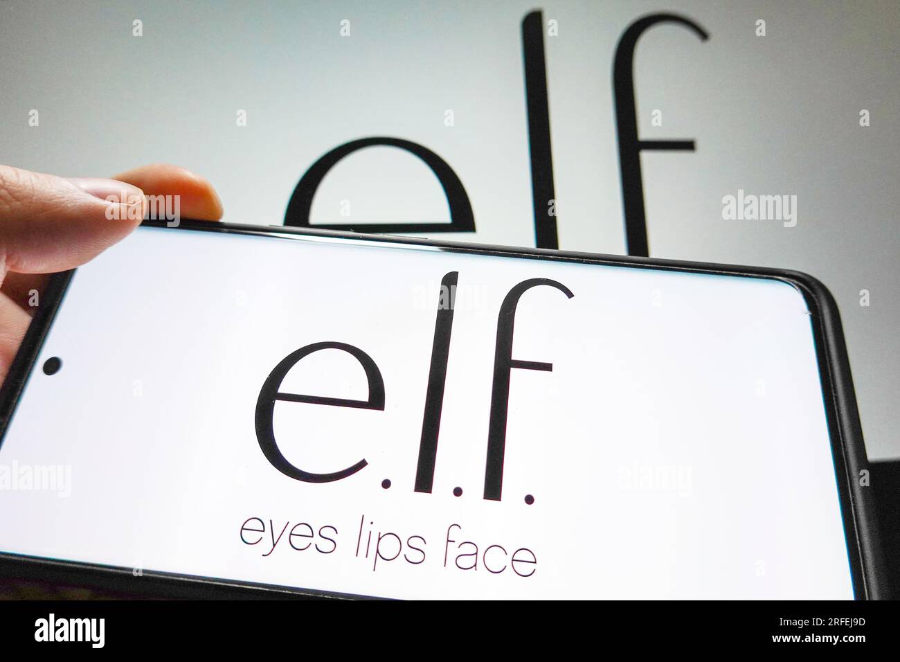Cina. 3 agosto 2023. In questa illustrazione fotografica, il logo di e.l.f. La bellezza viene visualizzata sullo schermo di uno smartphone. Credito: SOPA Images Limited/Alamy Live News Foto Stock