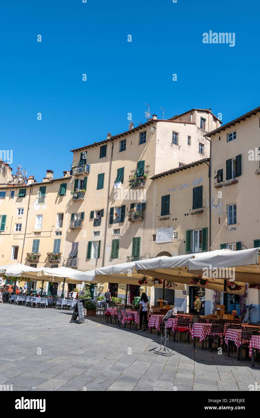 Plaza del Anfiteatro. Ha un grande anello circolare a forma di anfiteatro romano del II secolo d.C., per lo più circondato da una varietà di ristoranti Foto Stock