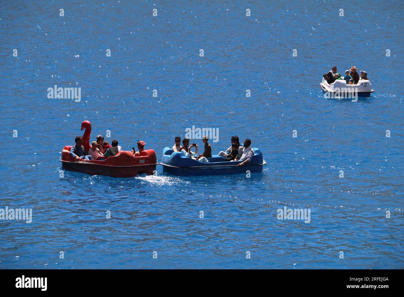 Bamyan, Afghanistan. 12 luglio 2023. I turisti visitano il Parco Nazionale Band-e-Amir nella provincia di Bamyan, Afghanistan, 12 luglio 2023. La pittoresca provincia di Bamyan ha cercato di mantenere il suo status di centro turistico dell'Afghanistan, poiché centinaia di migliaia di turisti visitano Band-e-Amir nella provincia, una catena di sei laghi naturali elevati a quasi 3.000 metri sul livello del mare. La panoramica provincia afghana degli altopiani attira più turisti in mezzo al caldo estivo credito: Ziaodin Azad/Xinhua/Alamy Live News Foto Stock