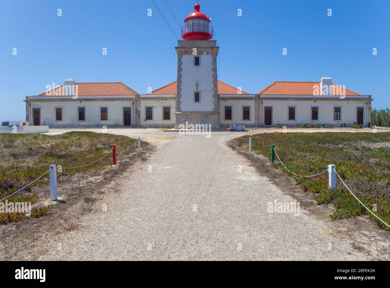 Faro di Cabo Sardao, situato nel punto più occidentale della regione dell'Alentejo in Portogallo Foto Stock