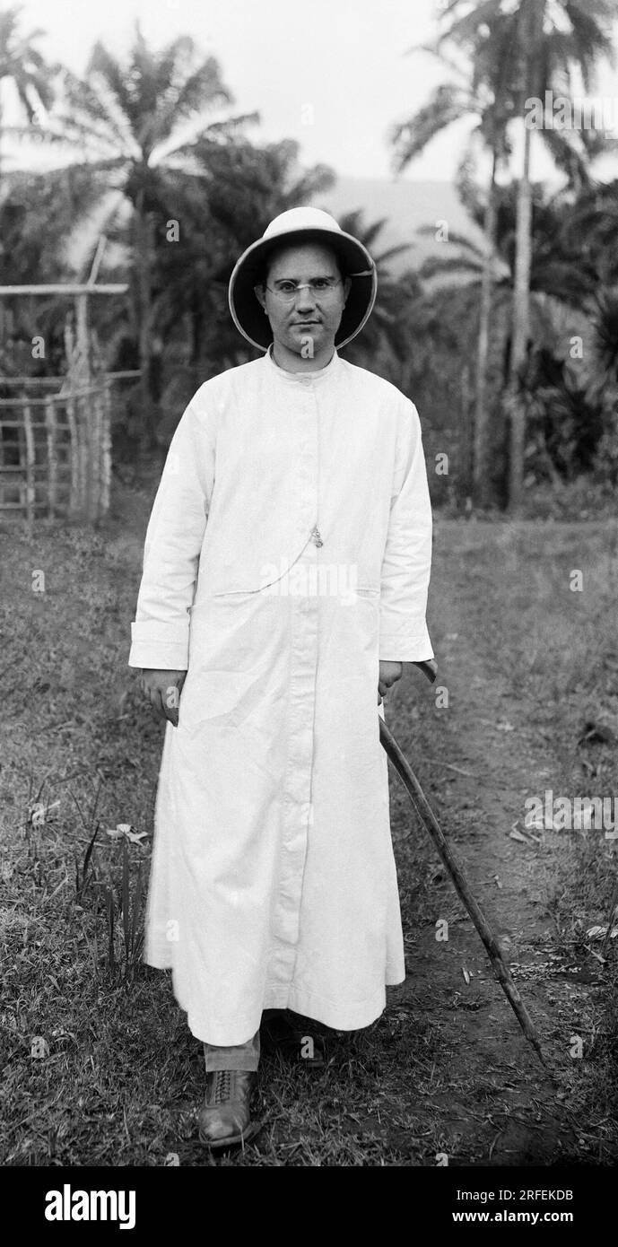 Un pere missionnaire de la mission du Sacre-Coeur de Jesus, au Cameroun. Photographie debut du XXeme siecle. Foto Stock