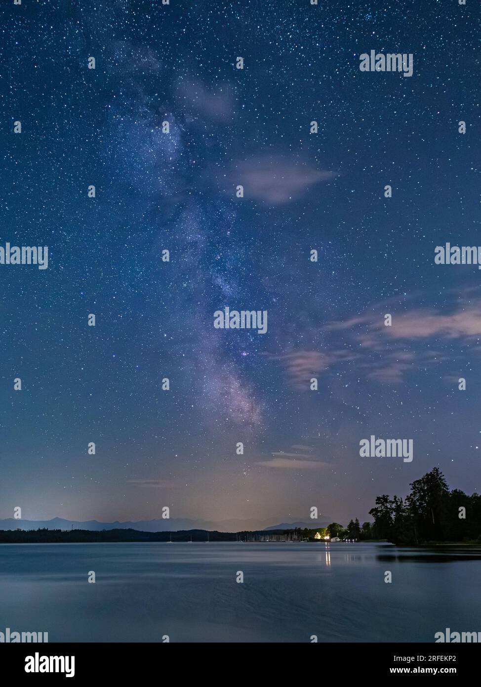 Cielo stellato con via Lattea sul Lago di Starnberg, Baviera, Germania, Europa Foto Stock