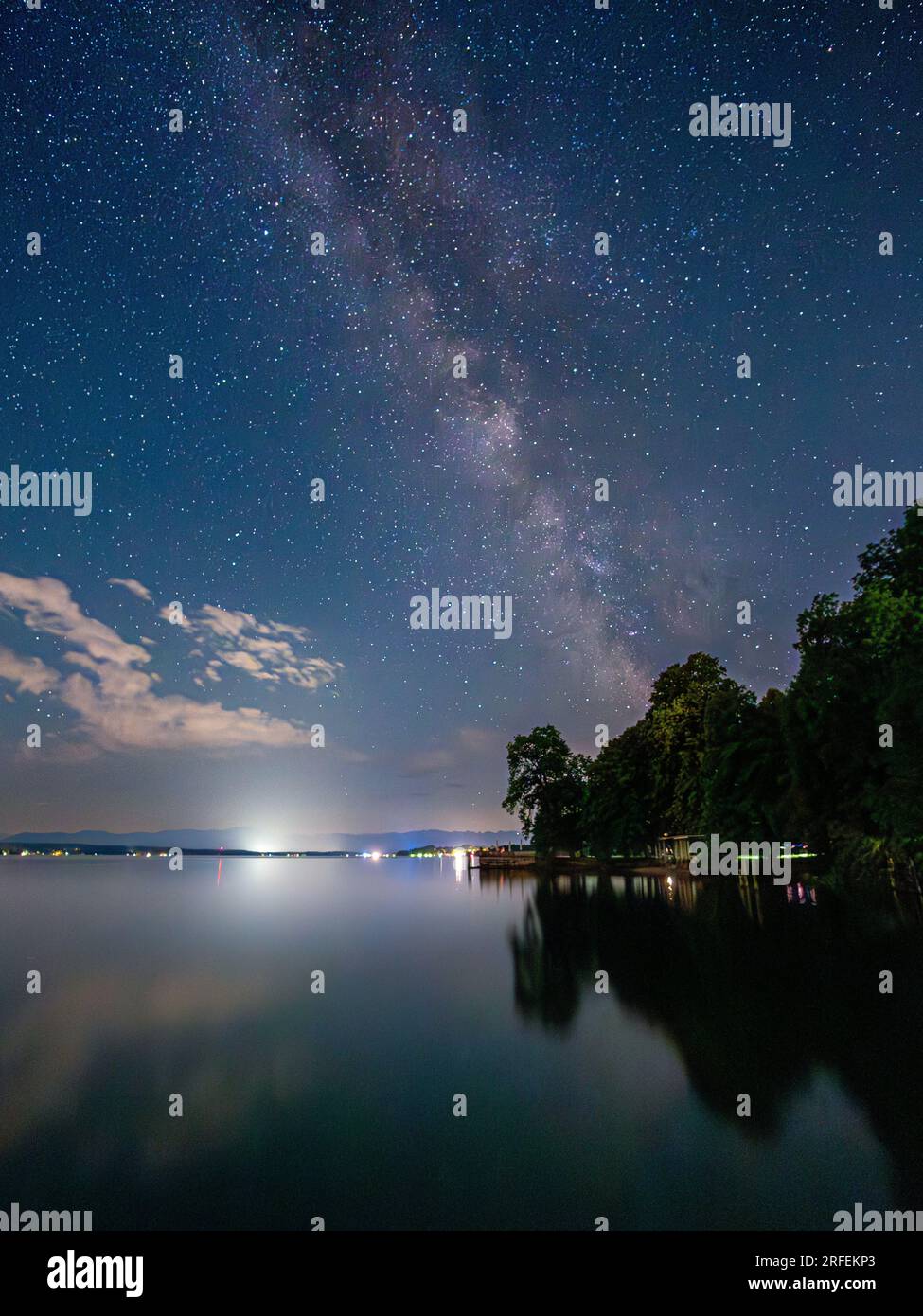 Cielo stellato con via Lattea sul Lago di Starnberg, Baviera, Germania, Europa Foto Stock