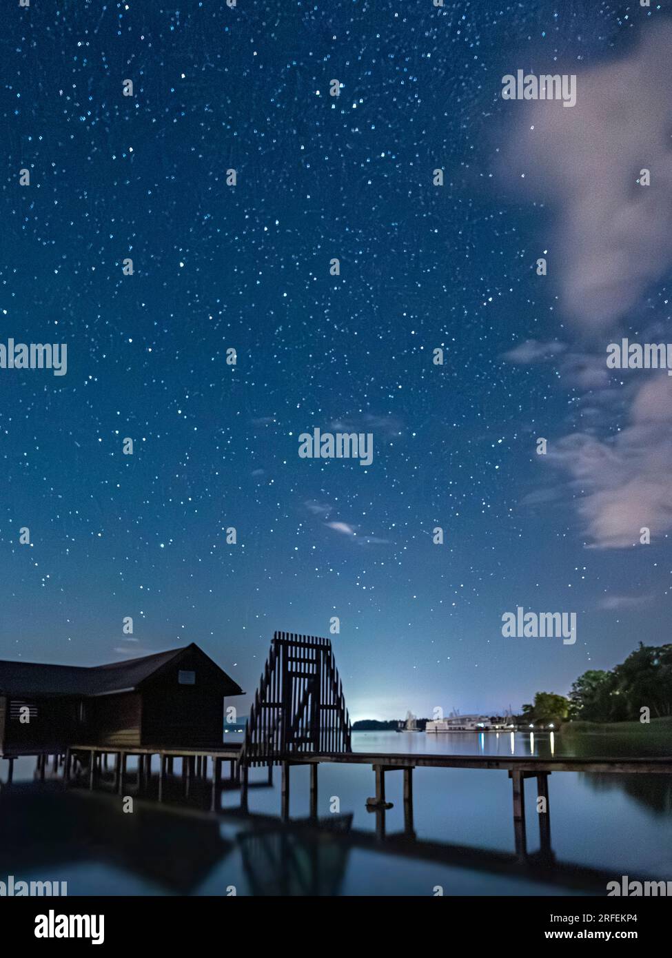 Cielo stellato sul lago di Starnberg; Baviera; Germania; europea Foto Stock