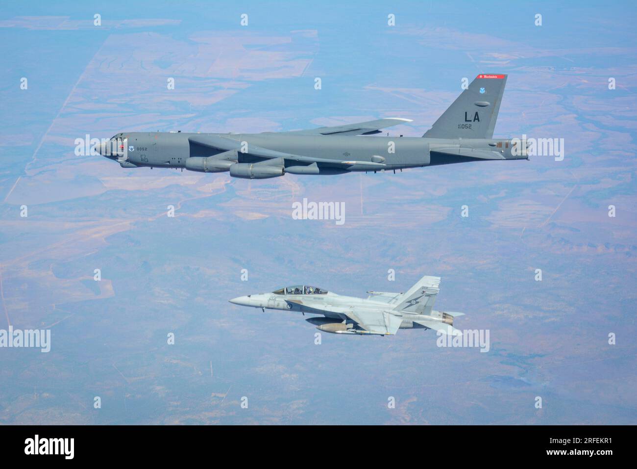 Un B-52H Stratofortress della United States Air Force e un F/A-18F Super Hornet della Royal Australian Air Force volano durante Talisman Sabre 23. Foto di cortesia Foto Stock