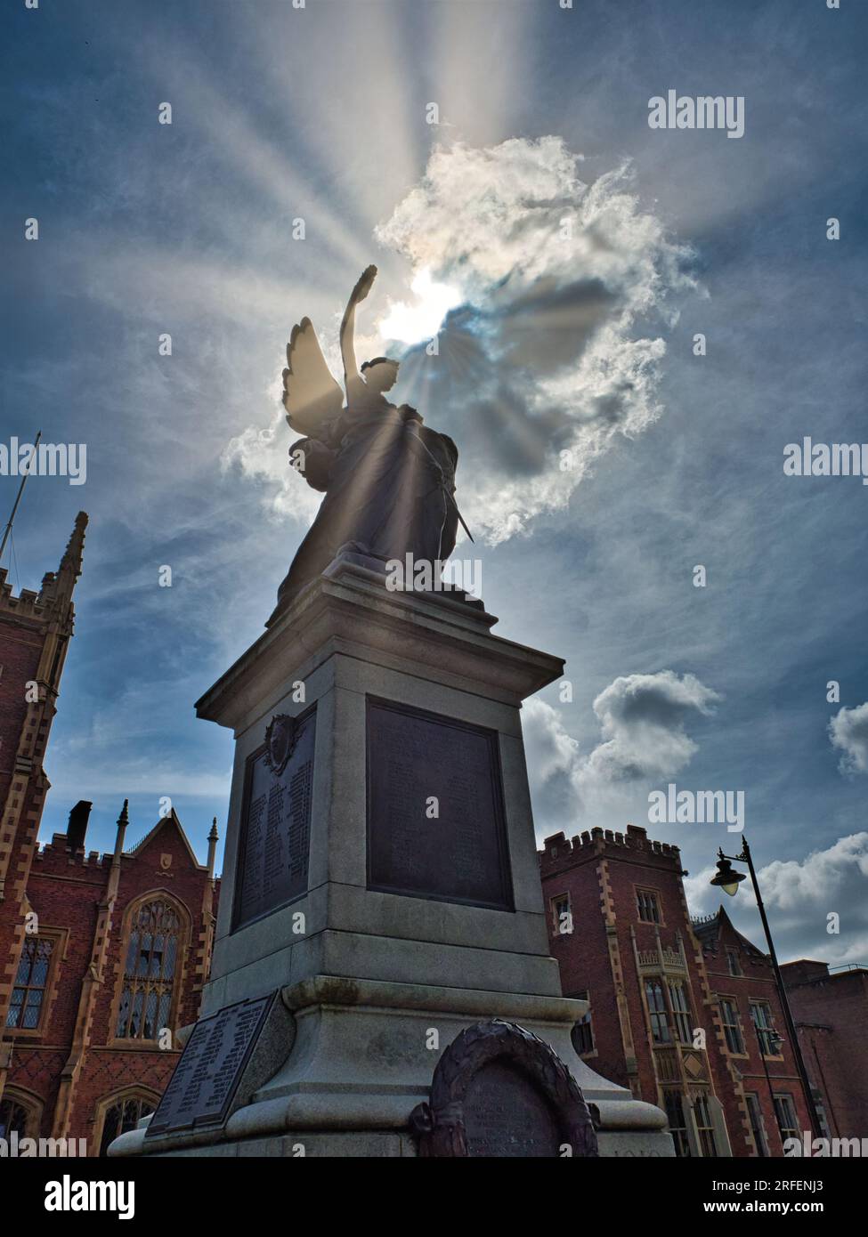 Il War Memorial alla Queen's University Belfast, Irlanda del Nord. Questo monumento iconico raffigura l'Angelo della Misericordia che solleva il guerriero caduto. TH Foto Stock