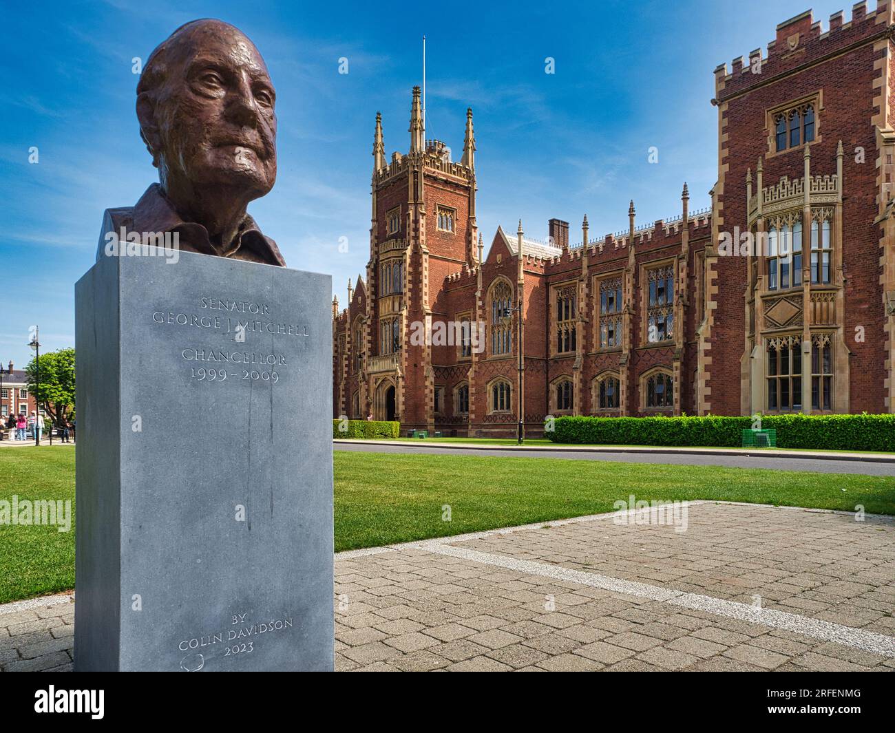 La Queen's University di Belfast. L'iconico Lanyon Building presso la Queen's University di Belfast, Irlanda del Nord, con il busto del senatore degli Stati Uniti Geor Foto Stock