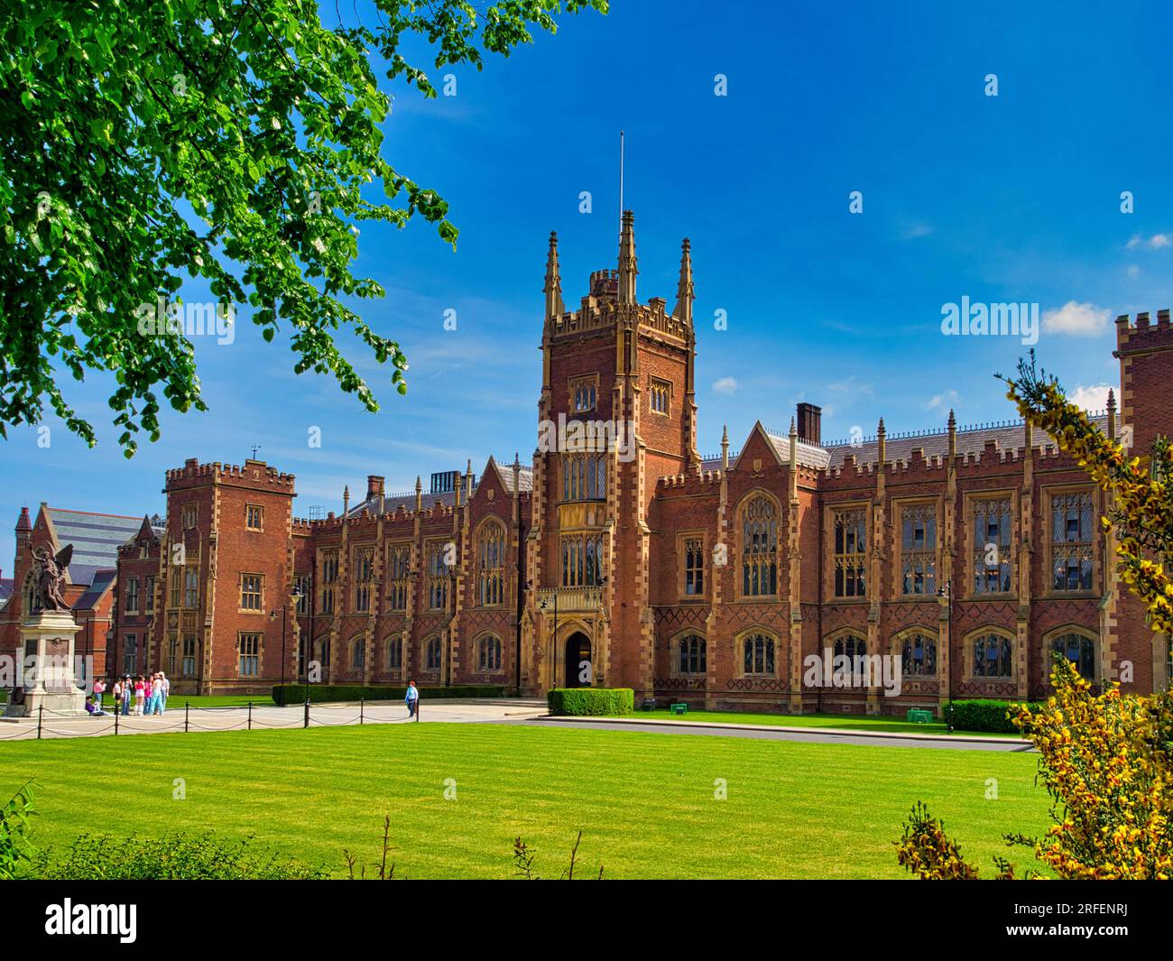 L'iconico Lanyon Building presso la Queen's University Belfast, Irlanda del Nord. Il magnifico edificio principale fu progettato nel 1849 da Sir Charles Lanyo Foto Stock