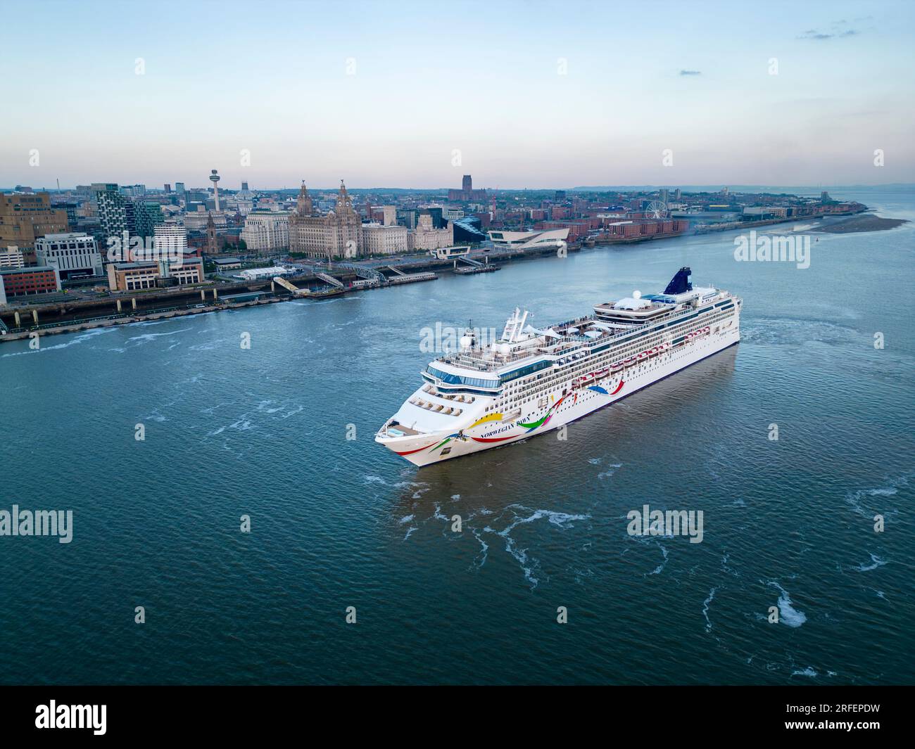 La nave da crociera Norwegian Dawn naviga lungo il fiume Mersey, Liverpool, Inghilterra Foto Stock